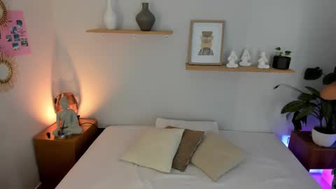 Snapshot of moll1e_ chatting on March 7, 2025, 12:12 pm M o L l i E online show from March 7, 2025, 12:12 pm