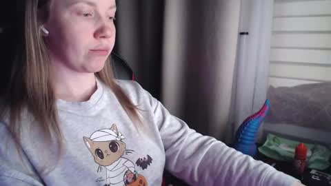 I have new photos come and see with love Molly online show from December 16, 2025, 11:04 am