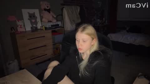 Snapshot of mollybrith chatting on November 11, 2025, 9:04 pm MollyBrith online show from November 11, 2025, 9:04 pm