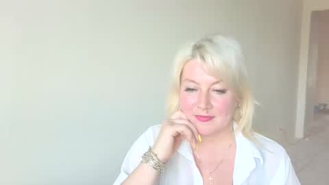 Mollyjoyq online show from May 17, 2026, 3:52 pm