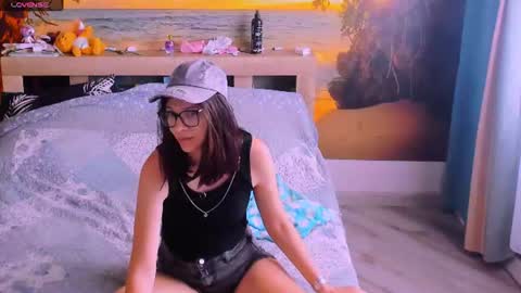  KIRA  online show from June 15, 2026, 3:42 am