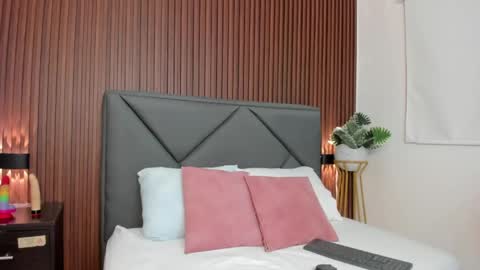 mollylove_ online show from April 20, 2026, 6:42 pm