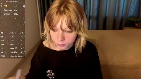 Snapshot of mollysally chatting on June 18, 2026, 4:13 am mollysally online show from June 18, 2026, 4:13 am