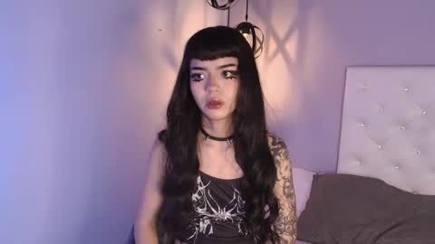 mollyycrystal online show from November 25, 2025, 7:08 am