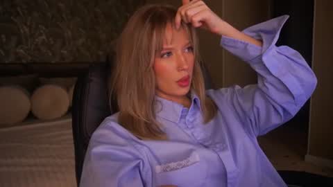 mollyymayy online show from August 9, 2026, 3:23 am