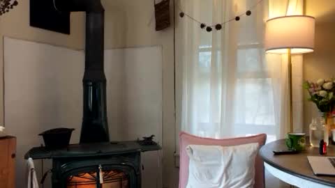 Mia  online show from November 21, 2025, 1:54 pm