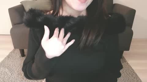 Momo online show from December 18, 2024, 5:42 pm