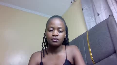 Snapshot of mona_luv1 chatting on October 25, 2025, 7:52 pm Mona online show from October 25, 2025, 7:52 pm