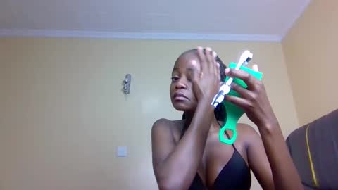 Snapshot of mona_luv1 chatting on November 3, 2025, 7:09 am Mona online show from November 3, 2025, 7:09 am