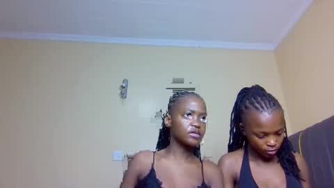 Snapshot of mona_luv1 chatting on November 6, 2025, 1:50 am Mona online show from November 6, 2025, 1:50 am