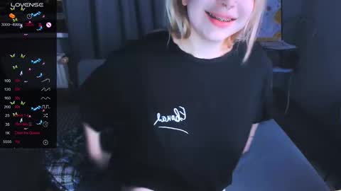 Snapshot of monalauu chatting on February 3, 2026, 9:09 pm online show from February 3, 2026, 9:09 pm