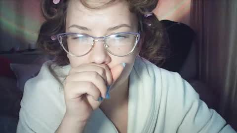 moodiemira online show from March 28, 2026, 3:28 am