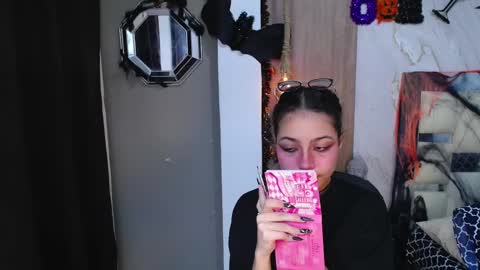 Snapshot of moon_and_fire_ chatting on October 25, 2025, 5:26 am moon_and_fire_ online show from October 25, 2025, 5:26 am