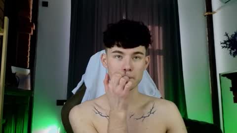 moon_gloww online show from February 19, 2026, 6:20 am