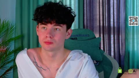 moon_gloww online show from April 3, 2026, 5:05 am