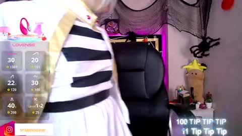 Snapshot of moon_water__ chatting on October 29, 2025, 10:06 am Moon Water online show from October 29, 2025, 10:06 am