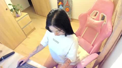 MOON online show from December 5, 2025, 3:04 am