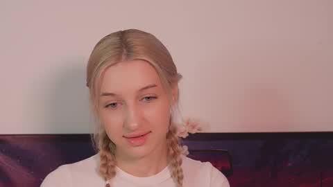 moonliora online show from November 30, 2025, 7:40 pm