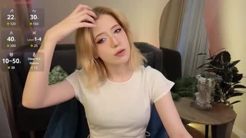 Asuna online show from April 18, 2026, 1:37 pm