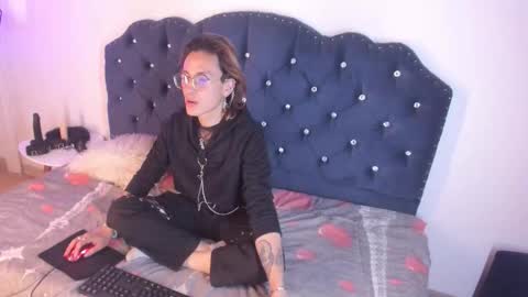 Moon online show from October 3, 2025, 9:01 pm