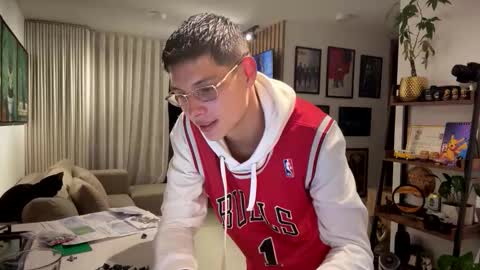   online show from October 28, 2025, 12:36 am