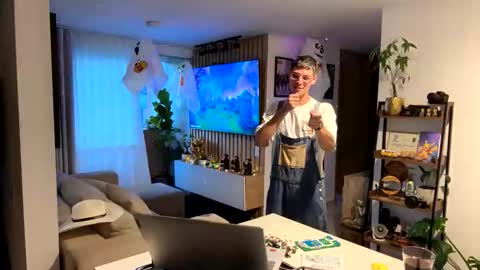   online show from October 31, 2025, 10:33 pm