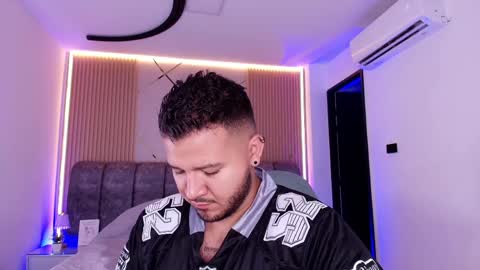 MIKEE online show from April 19, 2026, 3:17 am