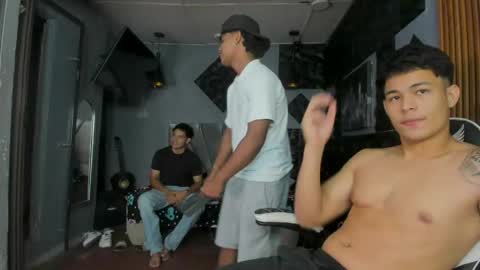 mr_mois online show from April 23, 2026, 5:08 am