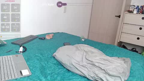 Snapshot of mrmickke chatting on March 5, 2025, 6:45 pm INDEPENDT MODEL - Twitter mrmickke online show from March 5, 2025, 6:45 pm