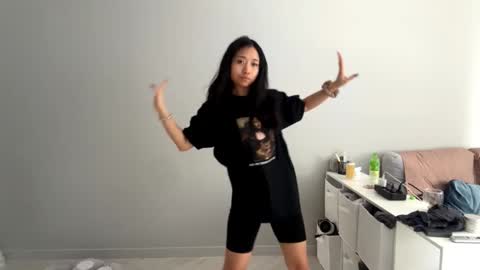 Mia online show from March 16, 2026, 5:44 am