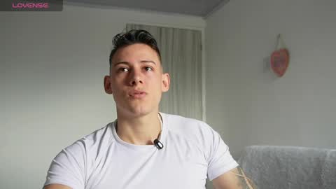 muscle_king_cum online show from April 8, 2026, 1:55 pm