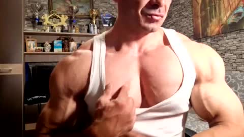 Snapshot of musclebredon chatting on July 25, 2026, 7:33 pm BRENDON online show from July 25, 2026, 7:33 pm