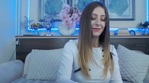 Luna  online show from September 18, 2025, 7:05 pm