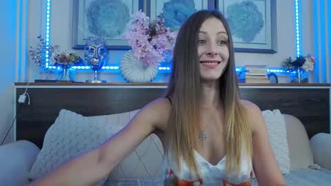 Luna  online show from September 29, 2025, 3:06 pm