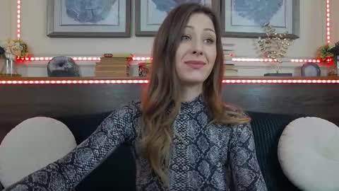 Luna  online show from January 10, 2026, 7:59 pm