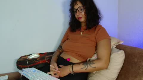 Snapshot of myamillor chatting on April 24, 2026, 10:23 pm myamillor online show from April 24, 2026, 10:23 pm