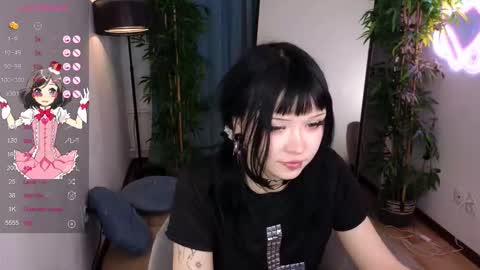 Mia online show from March 8, 2026, 2:10 pm