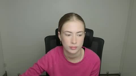 Emelie online show from September 19, 2025, 5:31 am