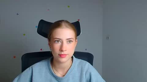 Emelie online show from September 25, 2025, 11:36 am