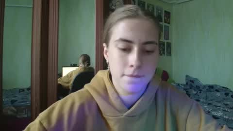Emelie online show from October 3, 2025, 1:08 pm