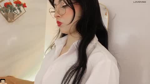 naamah_b online show from April 20, 2026, 2:31 pm