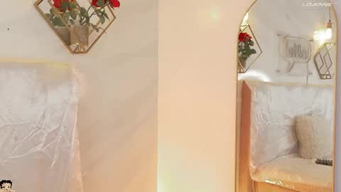 naamah_b online show from May 12, 2026, 2:25 pm
