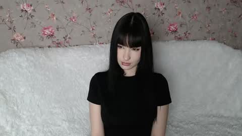 Naemi online show from April 17, 2026, 3:37 pm