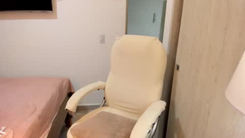 independent model online show from November 7, 2025, 4:12 am