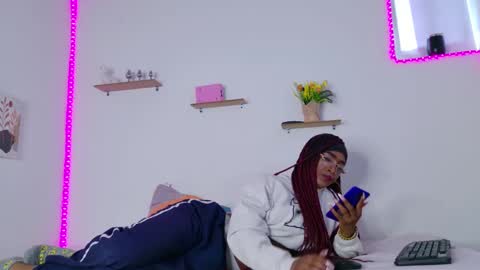 nahomy_james25 online show from February 1, 2025, 3:07 pm