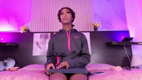 nahomy_james25 online show from July 13, 2026, 11:40 pm