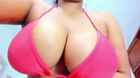 Nahomy online show from April 14, 2026, 8:37 pm