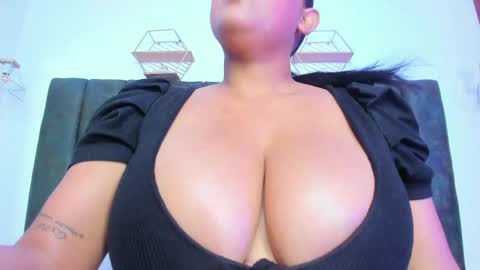 Snapshot of nahomygrey_ chatting on May 30, 2026, 8:17 pm Nahomy online show from May 30, 2026, 8:17 pm
