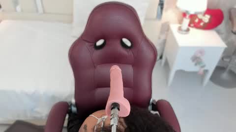 Nahomy Roberts online show from December 17, 2025, 9:26 am