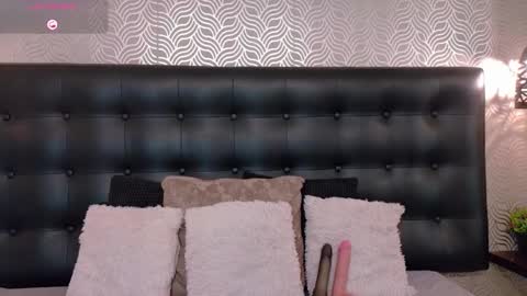 naiaramasson_ online show from November 28, 2025, 12:08 pm